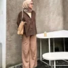 Ide OOTD Warna Celana yang Cocok dengan Kemeja Coklat