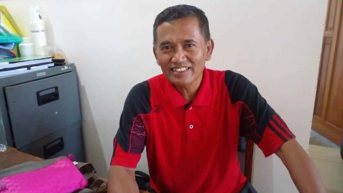 BERBINCANG: Kepala Desa Mekarjaya Awandi Nopyan S M. Pd., saat memberikan keterangan terkait penyaluran BLT DD