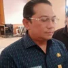 MENGHIMBAU: Pj Bupati Sumedang Yudia Ramli memberikan penjelasan kepada wartawan terkait study tour sekolah, d