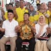 PENJAJAKAN: Sejumlah pengurus DPD Partai Golkar dan DPC Partai Gerindra Sumedang melakukan sesi foto bersama