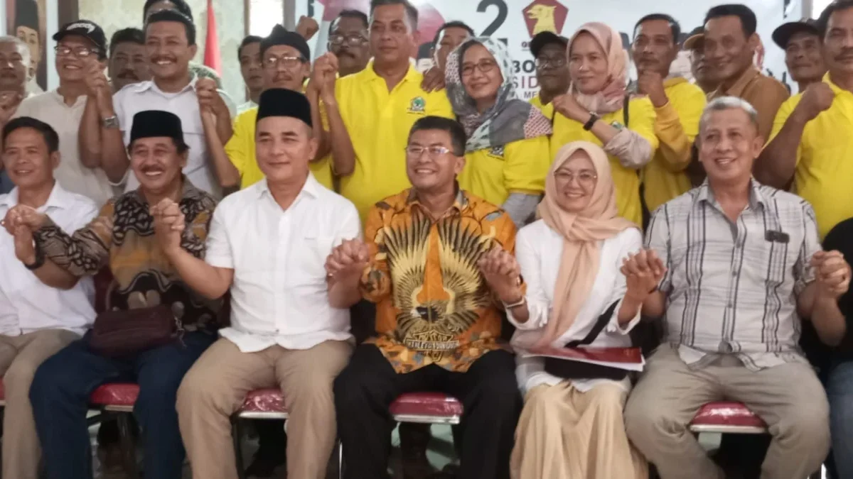 PENJAJAKAN: Sejumlah pengurus DPD Partai Golkar dan DPC Partai Gerindra Sumedang melakukan sesi foto bersama