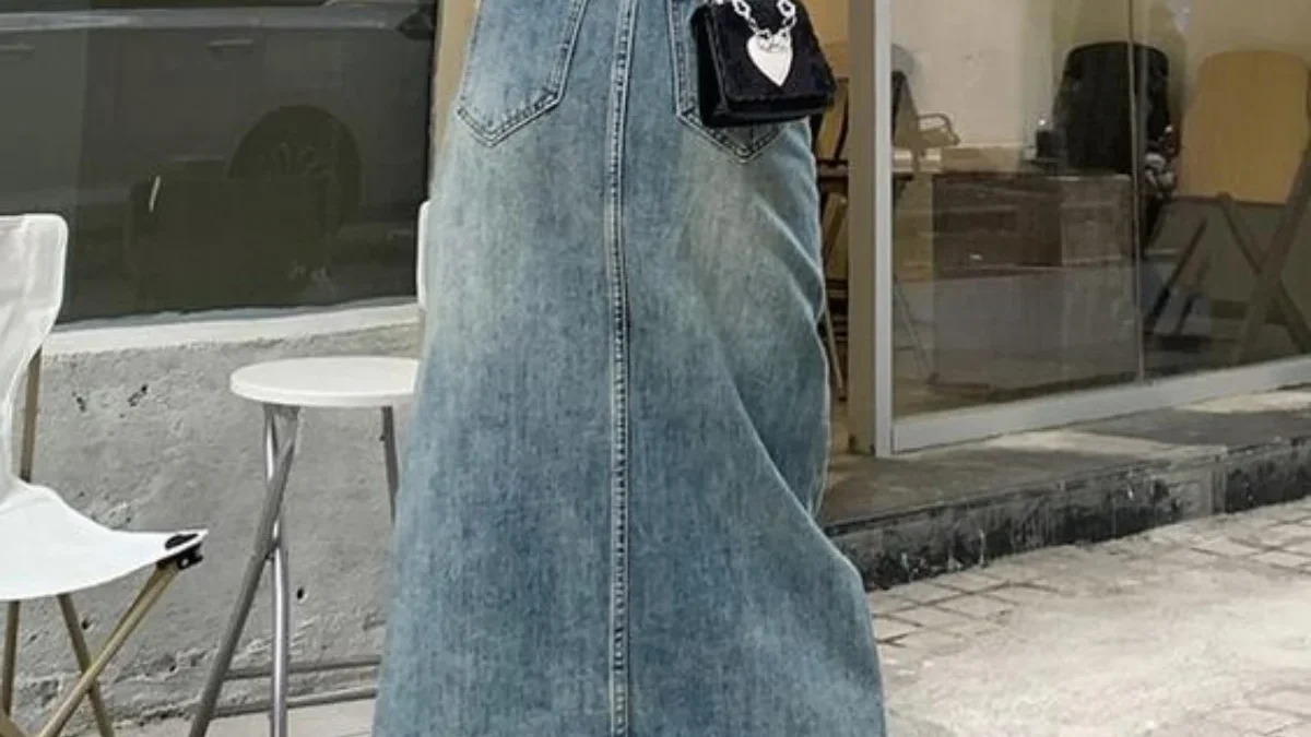 Rekomendasi Ide OOTD Rok Jeans yang Nggak Monoton