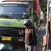 TERGELETAK: Korban kecelakaan lalu lintas masih berada di bawah truk.