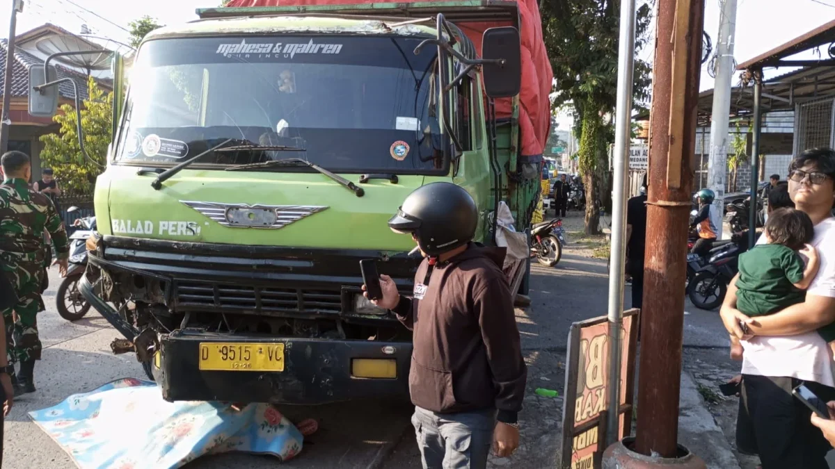 ERGELETAK: Korban kecelakaan lalu lintas masih berada di bawah truk.