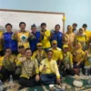 BERGANDENGAN TANGAN: Ketua DPD PAN Sumedang, Bagus Noorrochmat (Dua dari kiri) foto bersama dengan Ketua DPD G