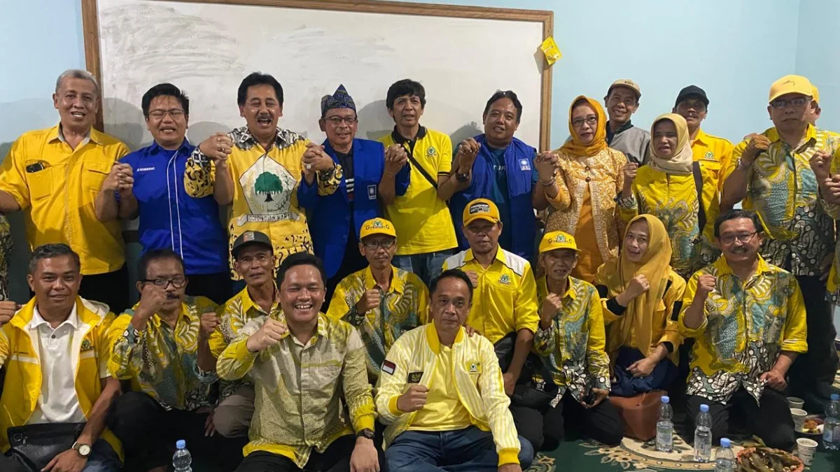 BERGANDENGAN TANGAN: Ketua DPD PAN Sumedang, Bagus Noorrochmat (Dua dari kiri) foto bersama dengan Ketua DPD G