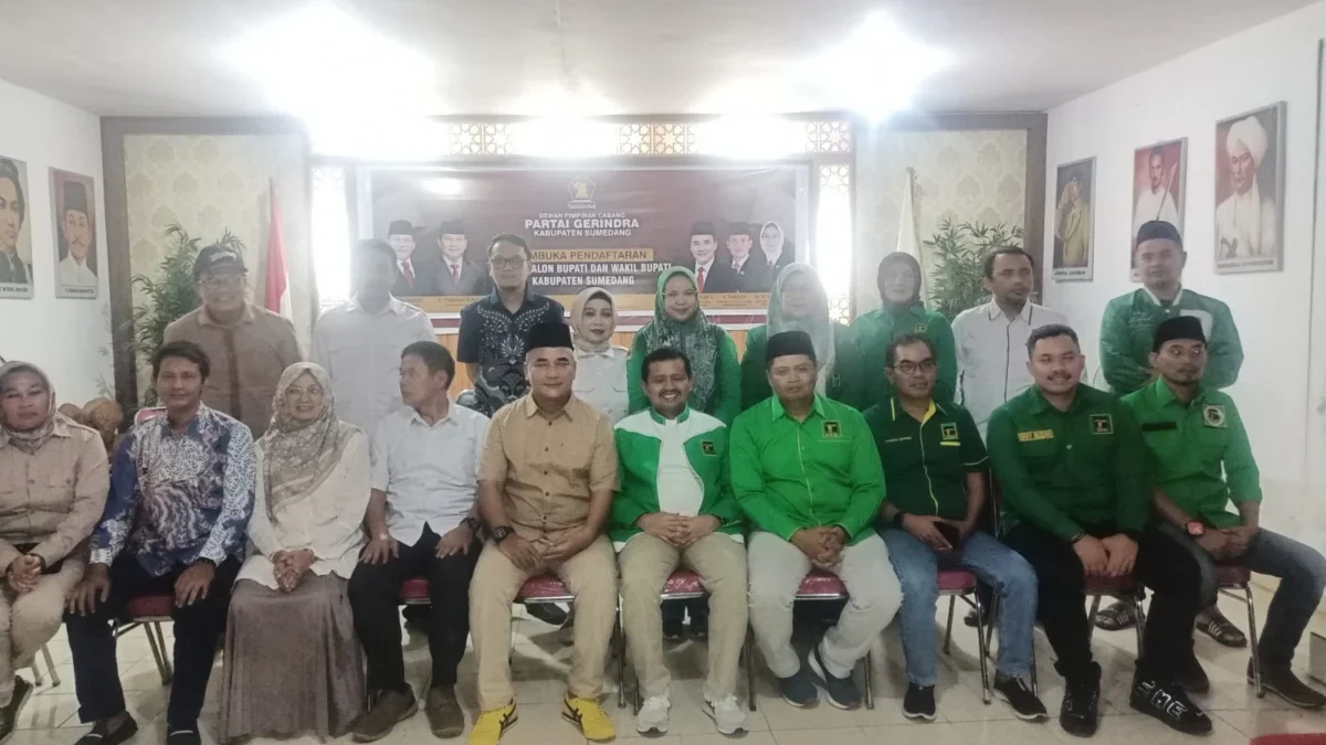 KOMUNIKASI: Bakal Calon Bupati Sumedang Dony Ahmad Munir beserta jajaran pengurus PPP Kabupaten Sumedang melak