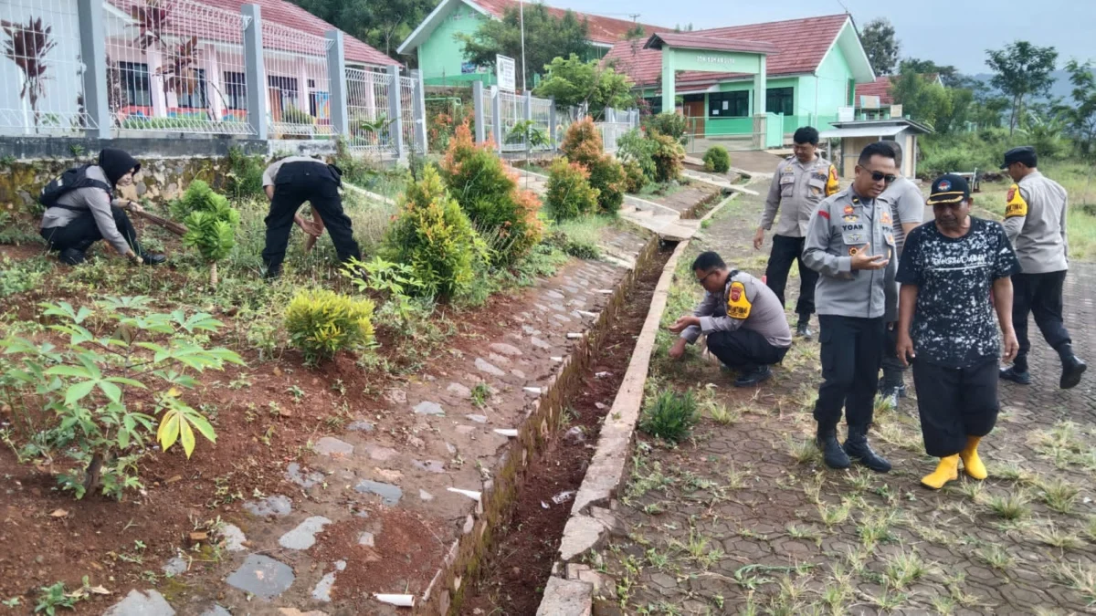 Caption : Panit 1 Binmas Polsek Sumedang Utara Ipda Yoan Rudi BS SH., saat berdiskusi dengan Kepala Desa Sirna