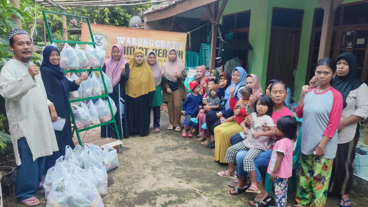 Caption : Ketua RW 19 Kelurahan Situ, Wawan Kurniawan berpoto dengan ibu - ibu yang kurang mampu sebagai pener