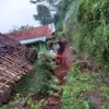 GOTONG ROYONG: Sejumlah warga melakukan kerja bakti untuk membersihkan tanah yang longsor, di Pamulihan (25/5.