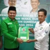 SINERGI: Dony Ahmad Munir (Dua dari kiri) menyerahkan berkas pendaftaran bacakada depada Ketua DPac PKB Sumeda