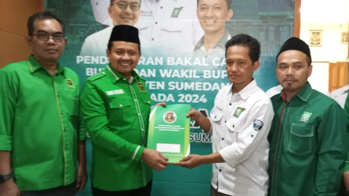 SINERGI: Dony Ahmad Munir (Dua dari kiri) menyerahkan berkas pendaftaran bacakada depada Ketua DPac PKB Sumeda