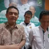 CITA-CITA TINGGI: Mantan bos CBU Yosep Rohimas (kiri) saat memberikan pernyataan resmi, di sekretariat DPC PKB