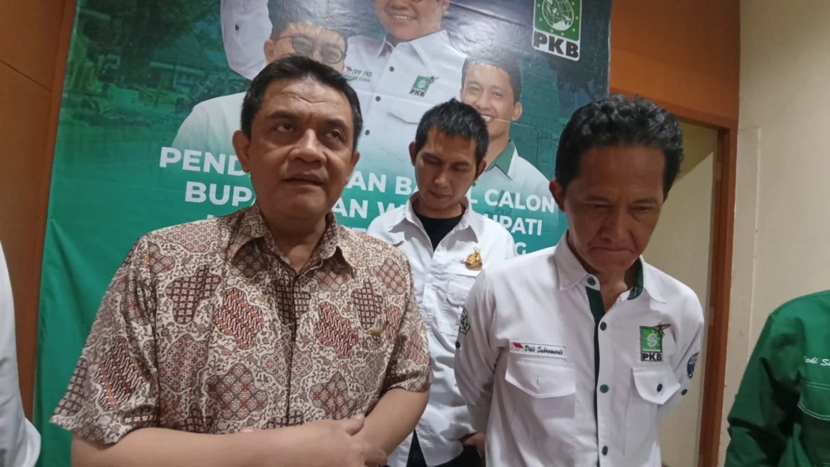 CITA-CITA TINGGI: Mantan bos CBU Yosep Rohimas (kiri) saat memberikan pernyataan resmi, di sekretariat DPC PKB