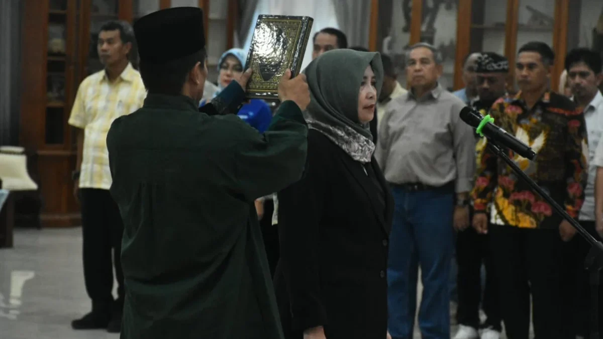 KHIDMAT: Tuti Ruswati saat diambil sumpah jabatan Pj Sekda Sumedang, di Gedung Negara Kabupaten Sumedang, baru
