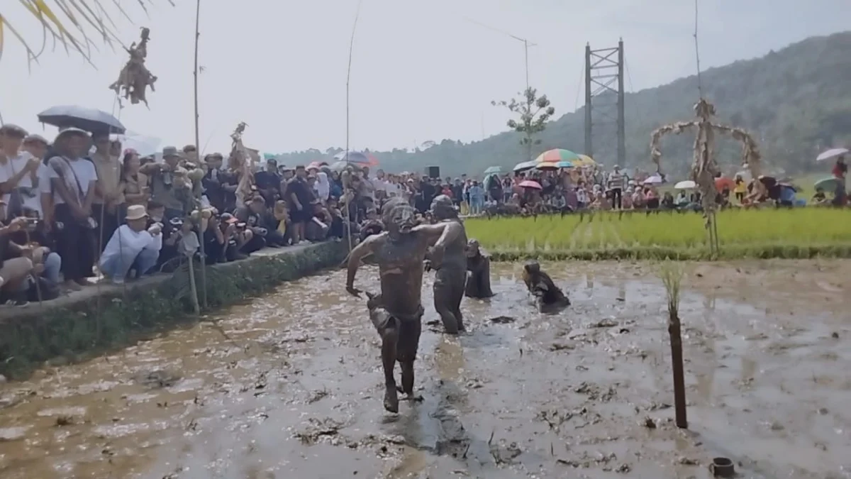 Festival Sawah dan Galengan Diharapkan Jadi Agenda Tahunan ANTUSIAS: Acara Festival Sawah dan Galengan antusias ditonton masyarakat.