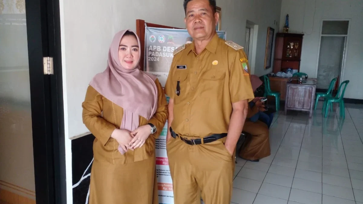 PEMBERDAYAAN KESEHATAN: Foto bersama Kepala Desa Padasuka, Gamis dan Bidan Desa Padasuka, Intan Rizki yuliani