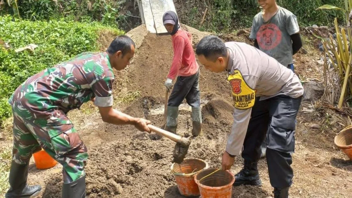 KOMPAK: Babinsa dan Babinkamtibmas di Desa Naluk selalu bersinergi dalam melaksanakan tugasnya.