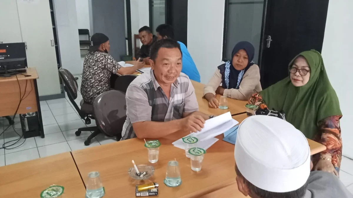 KERJASAMA: Ketua Forum Pedagang Pasar Parakanmuncang, H. Jajang Komarudi saat berada di kantor investor pasar