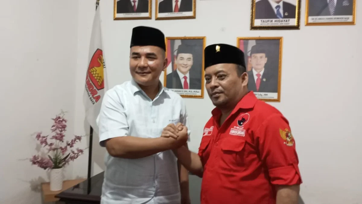 ERAT: Ketua DPC Gerindra Sumedang, Heri Ukasah (Kiri) foto bersama Ketua DPC PDIP Sumedang, Irwansyah Putra (K