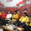 BERSAMA: Para petinggi DPC PDI Perjuangan Sumedang DPD Partai Golkar Sumedang serta DPD PKS Sumedang duduk be