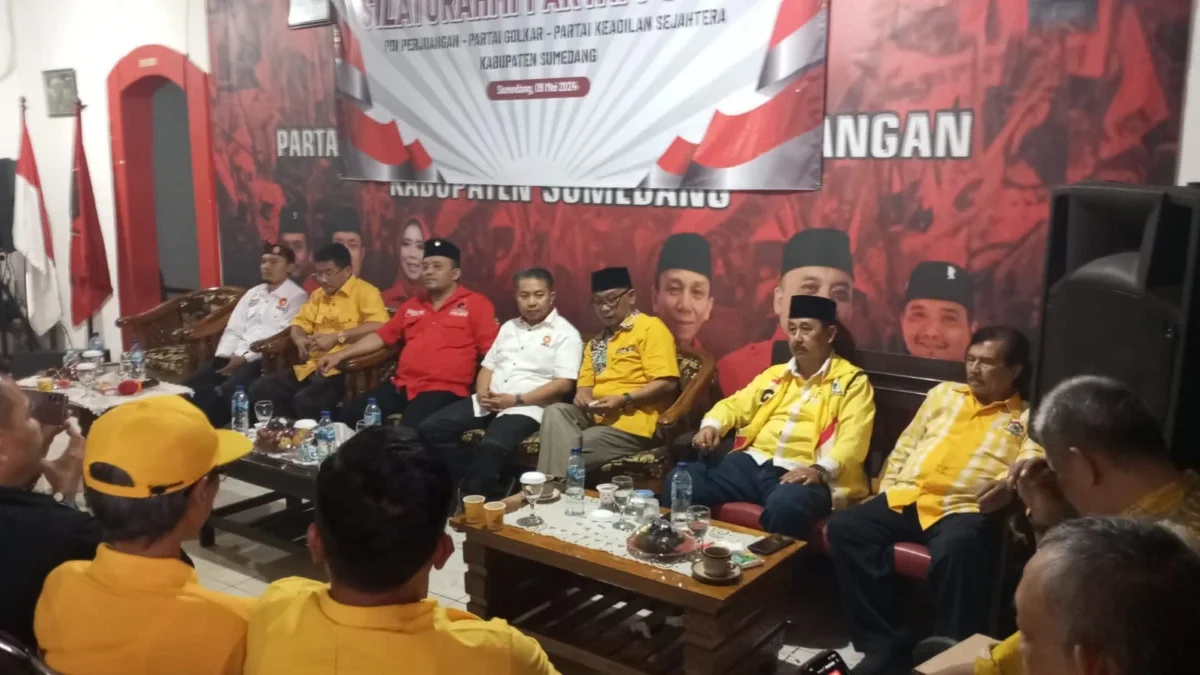 SILATURAHMI: Kaoalisi tiga partai besar PDIP, Golkar, dan PKS menggelar acara silaturahmi di di Sekretariat DP