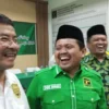 BERPELUANG: Bakal calon Bupati usungan Partai Golkar, Erwan Setiawan (Kiri) tertawa lepas bersama bakal calon