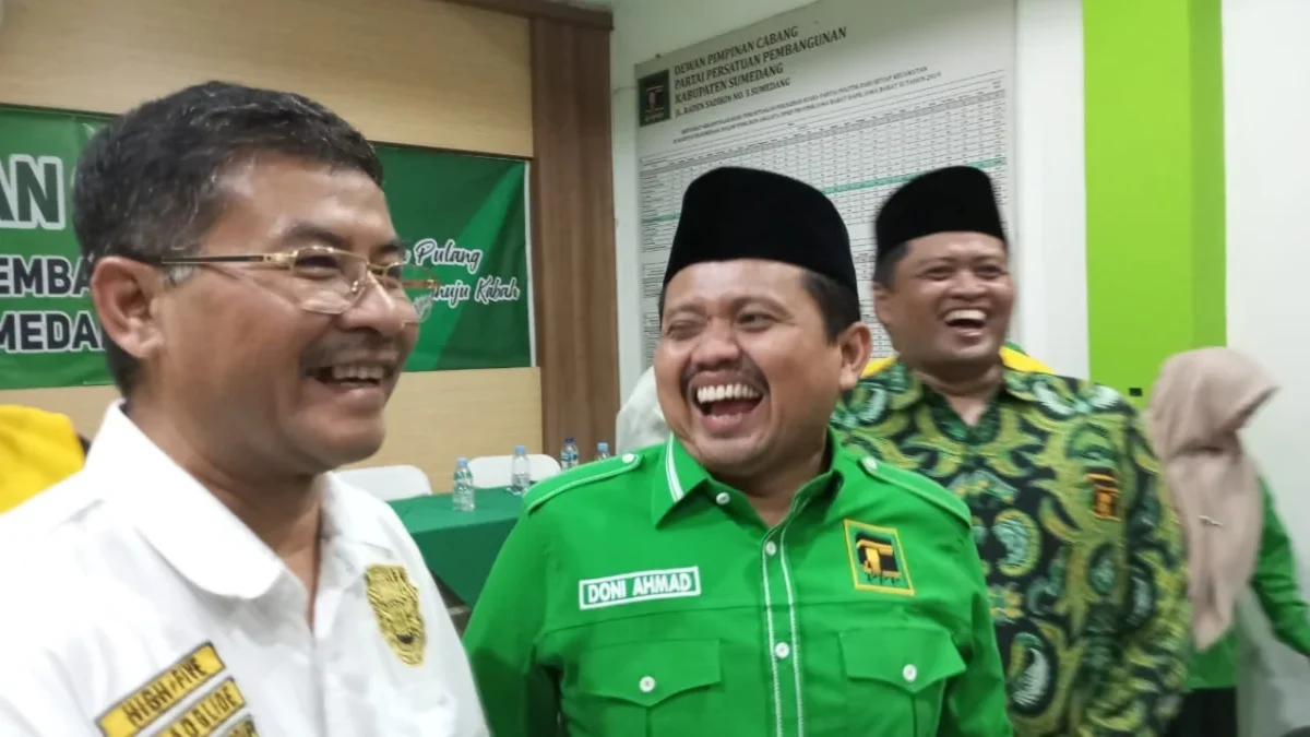 BERPELUANG: Bakal calon Bupati usungan Partai Golkar, Erwan Setiawan (Kiri) tertawa lepas bersama bakal calon