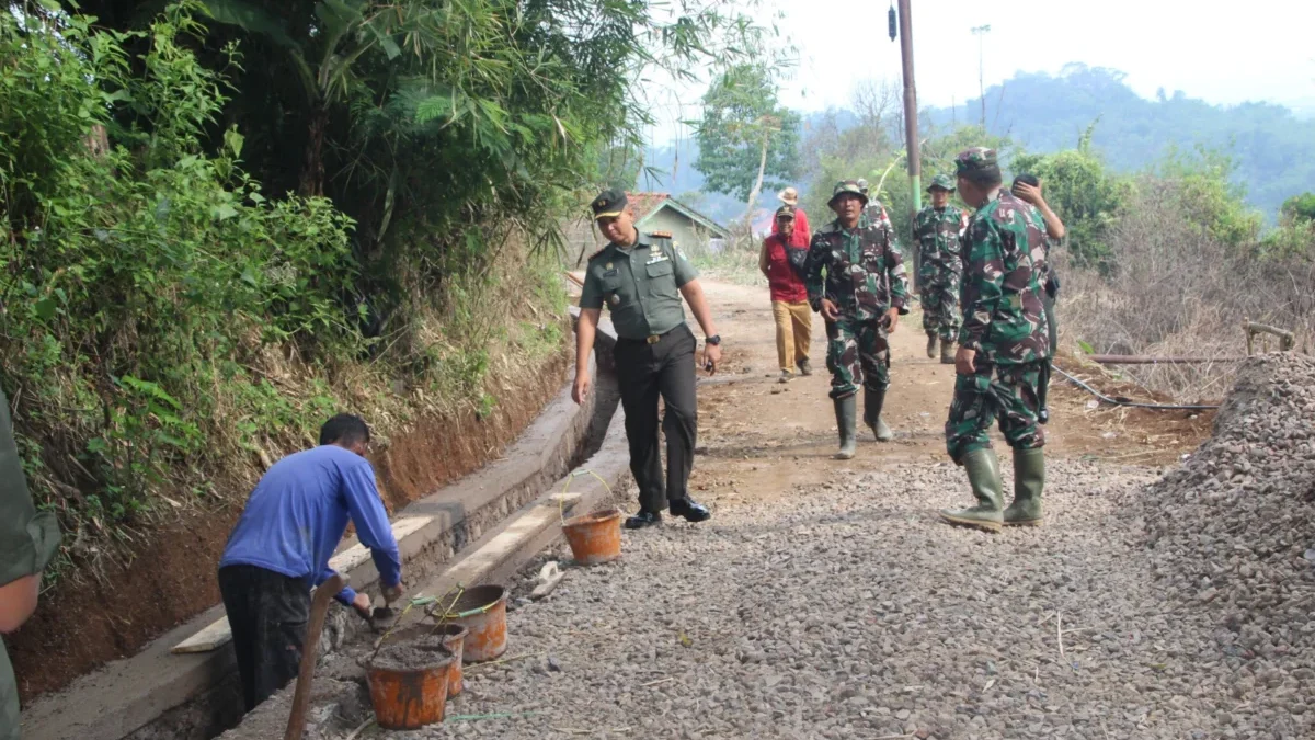 MEMBANGUN: Dandim 0610/Sumedang Letkol Kav Christian Gordon Rambu M.Si(Han) meninjau Karya Bhakti Pengecoran J