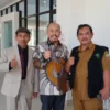 BERSINERGI: Foto bersama Direktur UPI Kampus Sumedang, Prof Dr H Yudha Munajat Saputra (tengah), bersama Kepal