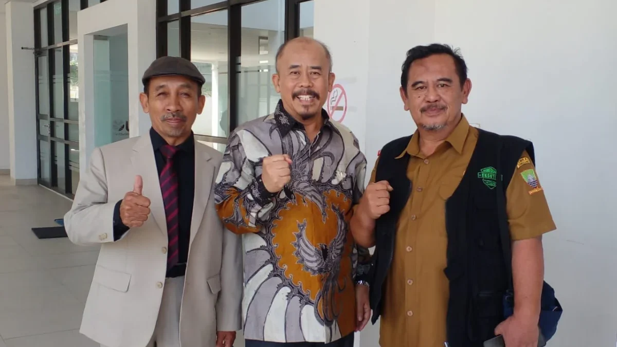 BERSINERGI: Foto bersama Direktur UPI Kampus Sumedang, Prof Dr H Yudha Munajat Saputra (tengah), bersama Kepal