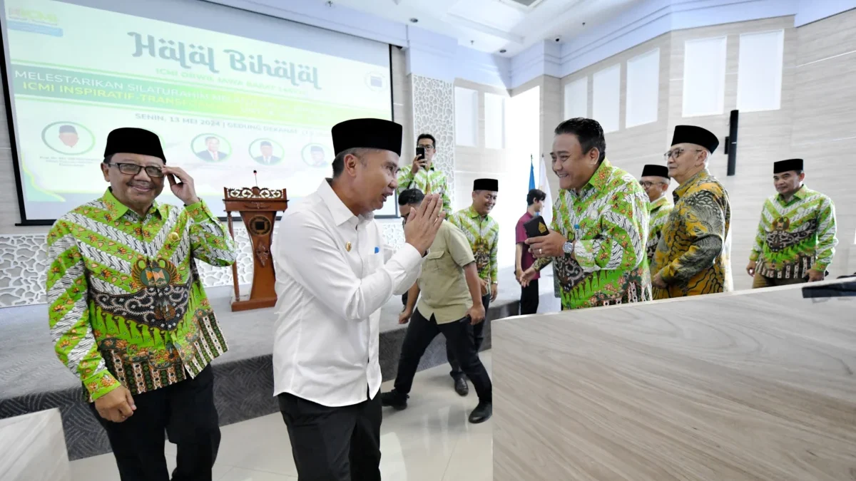 SUMRINGAH: Penjabat Gubernur Jawa Barat (Jabar) Bey Machmudin menghadiri acara Halal bi Halal Ikatan Cendekiaw