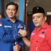 TEKAD BERSATU: Ketua DPC Partai Demokrat Sumedang, Willy Jordan Sumardi salam komando bersama Ketua DPC PDIP S