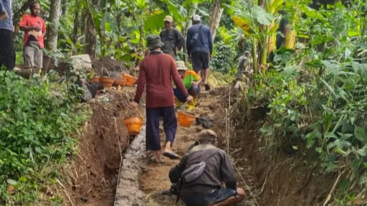 GOTONG ROYONG: Warga bahu membahu membangun jalan usaha tani (jitut) di Citaleus Buahdua, baru-baru ini.