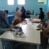 PERSIAPKAN: Wakasek Bidang Kesiswaan SMA IT Insan Sejahtera Sumedang, Isty Fauziah AMd T bersama jajaran Staff