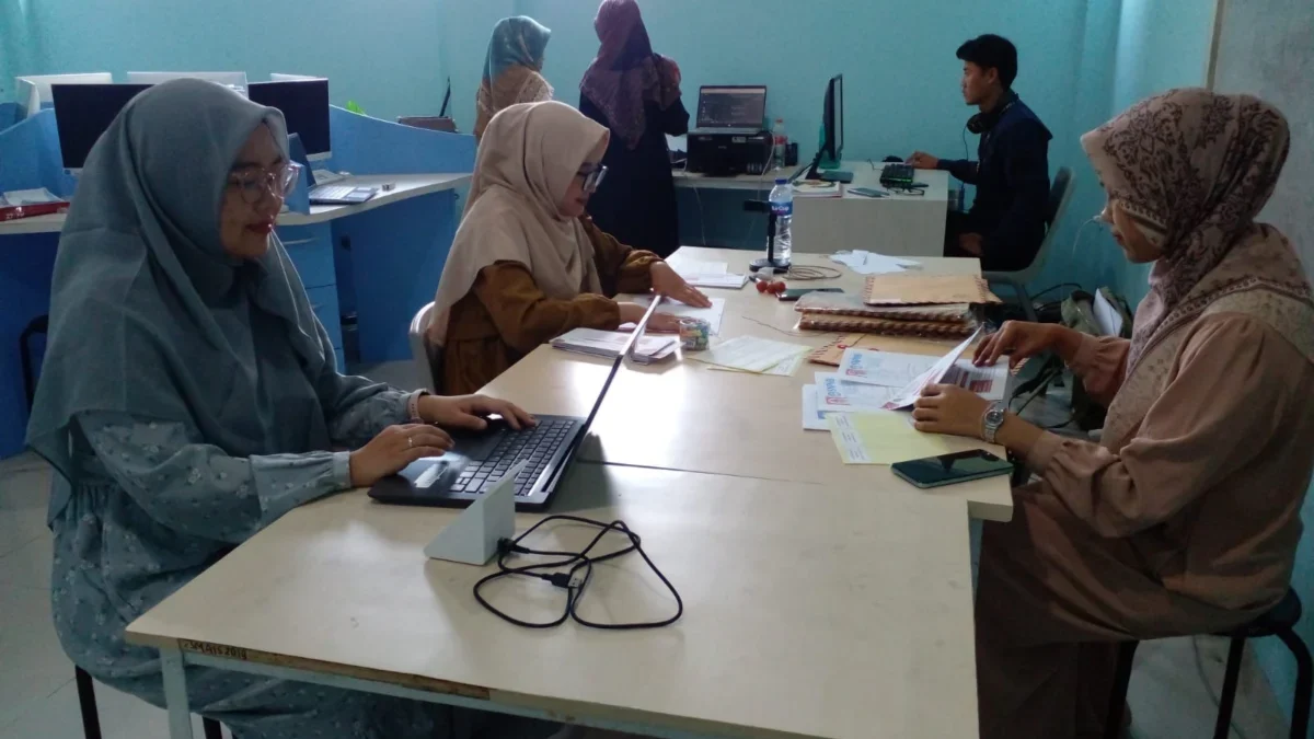 PERSIAPKAN: Wakasek Bidang Kesiswaan SMA IT Insan Sejahtera Sumedang, Isty Fauziah AMd T bersama jajaran Staff