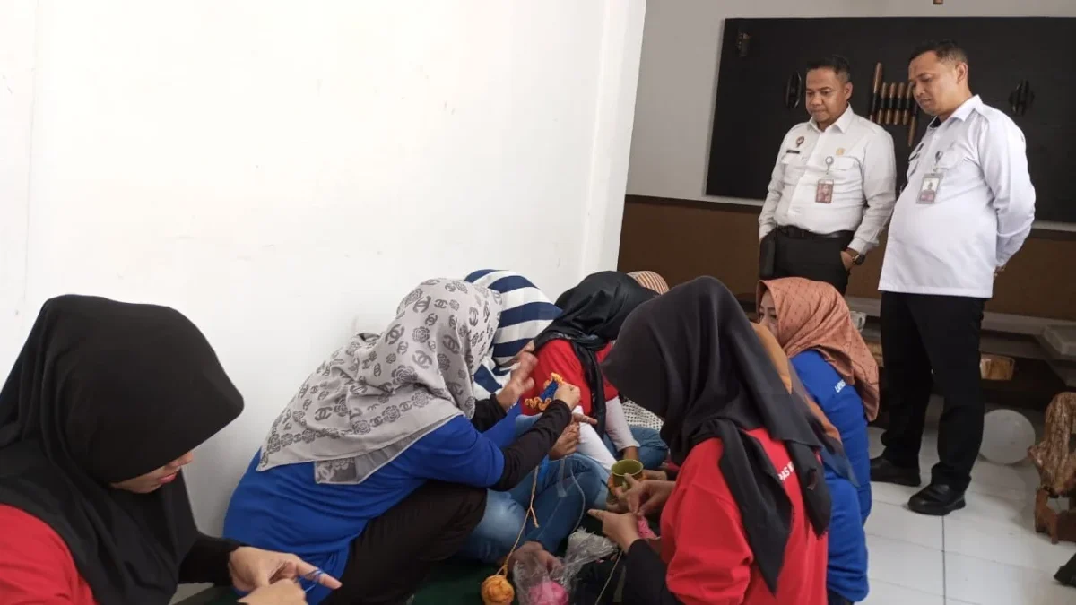 KEAHLIAN: Kepala Lapas Kelas llB Sumedang, Ratri Handoyo Eko Saputro (Kanan) saat meninjau warga binaan yang