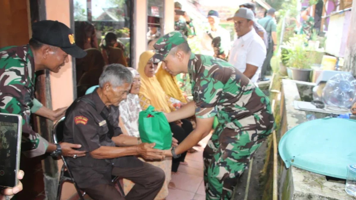 BAKTI SOSIAL: Dandim 0610/Sumedang Letkol Kav Christian Gordon saat memberikan santunan, di Buahdua, Rabu (15