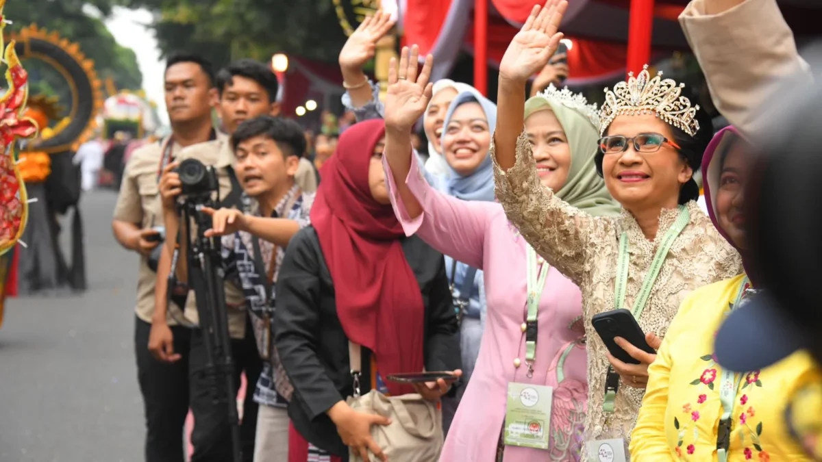 Amanda Soemedi Bey Machmudin Antusias Saksikan Parade Kriya dan Budaya HUT Dekranas 2024