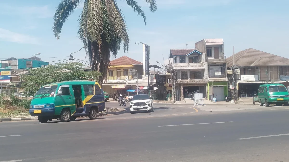 SEMBARANGAN: Situasi transportasi umum di kawasan Simpang Cileunyi yang berbatasan dengan Kecamatan Jatinangor