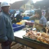 ALAMI KENAIKAN: Seorang pedagang di Pasar Inpres Sumedang saat menjajakan dagangannya, baru-baru ini.