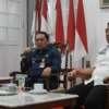 BERDIALOG: Pj Bupati Sumedang Yudia Ramli saat berbincang dengan para anggota Apdesi di Gedung Negara, baru-b