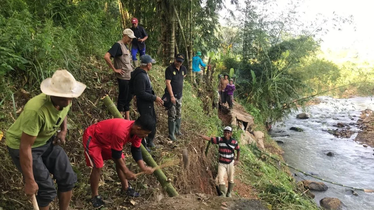 GOTONG ROYONG: Para Petani bersama masyarakat membersihkan sisa material bangunan yang roboh, di Cipameumpeuk,