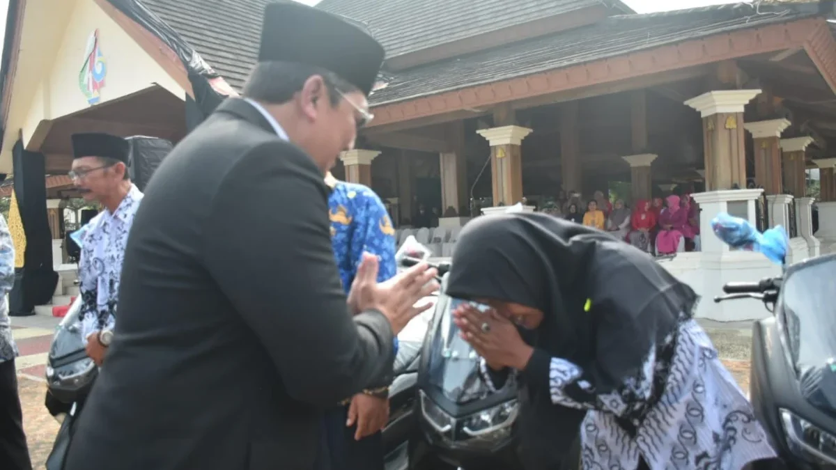 BERSALAMAN: Pj Bupati Sumedang Yudia Ramli saat memberikan penghargaan berupa bantuan sepeda motor kepada para