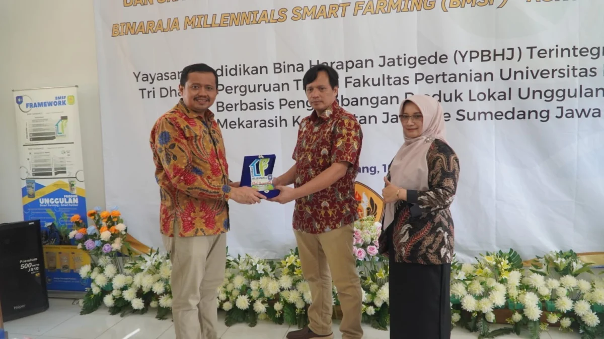 RESMIKAN: Tokoh masyarakat yang juga Bupati Sumedang periode 2018-2023, Dr H Dony Ahmad Munir diundang dalam p