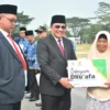 BERIKAN BANTUAN: BAZNas Sumedang meluncurkan program Sembako Sampai ke Rumah Dhuafa (Senyum Dhuafa) untuk pena