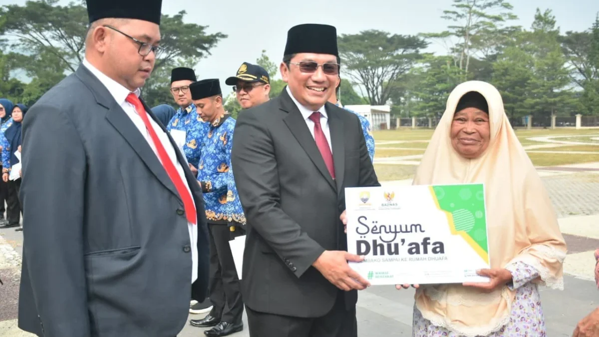 BERIKAN BANTUAN: BAZNas Sumedang meluncurkan program Sembako Sampai ke Rumah Dhuafa (Senyum Dhuafa) untuk pena