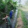 BERSINERGI: Babinsa Desa Kertamekar serka Endang Safrudin bersama Masyarakat melaksanakan gotong royong.