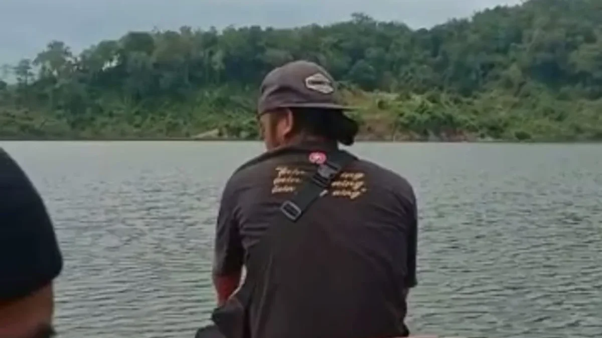 NYAMAN: Seorang pemancing saat berada di Blok Malejah Desa Cibubuan Kecamatan Conggeang, belum lama ini.