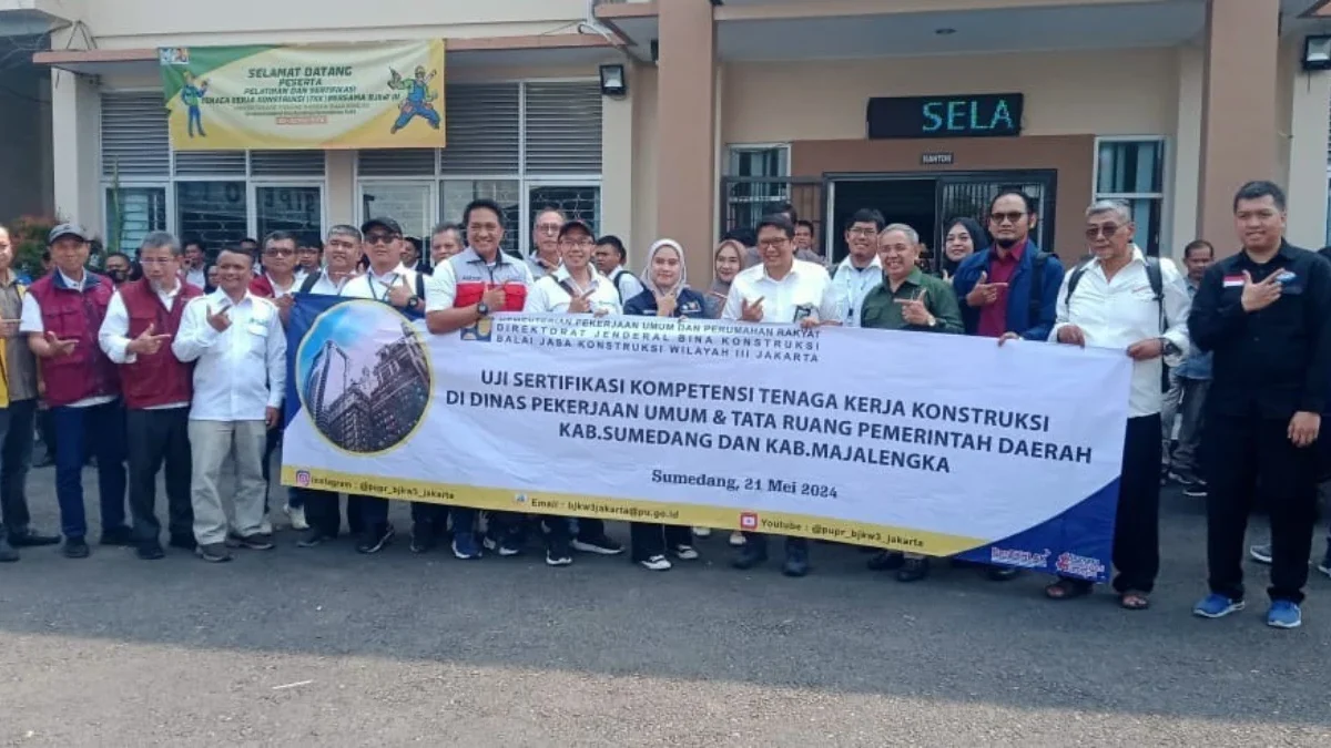 BERSAMA: Dinas PUTR Sumedang melaksanakan gelar uji kompetensi pekerja konstruksi di BLK Sumedang, Selasa (21/